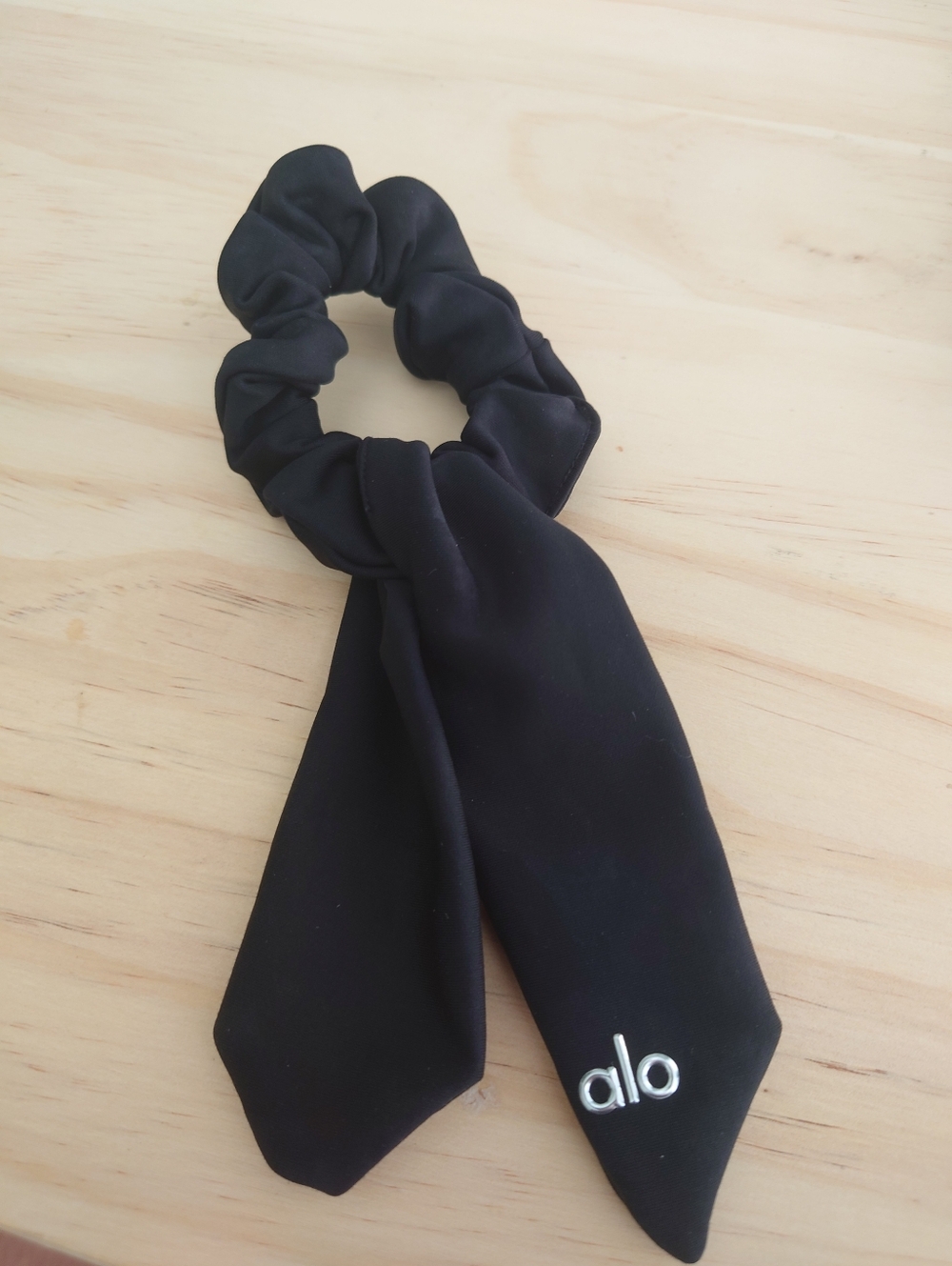 Alo Airlift Rhythm Scrunchie Excellent Condition! 100% Authentic!!